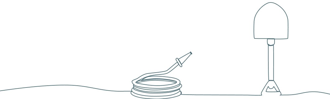 Eine Schaufel und ein aufgerollter Schlauch sind auf einem einfachen Hintergrund abgebildet.